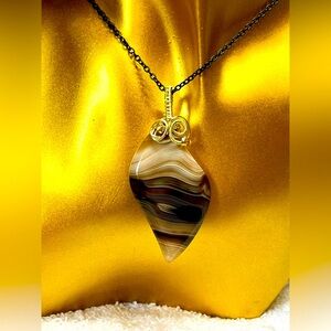 🐴Stunning polished brown striped agate with Austrian crystal